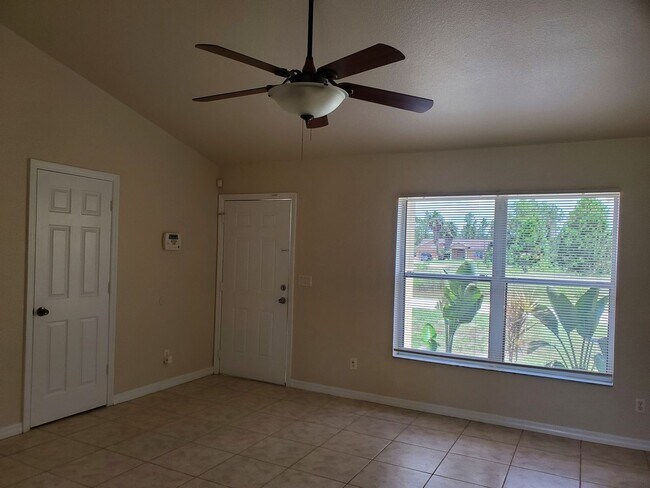 Foto del edificio - Single Family Home  4 Bed/2 Bath