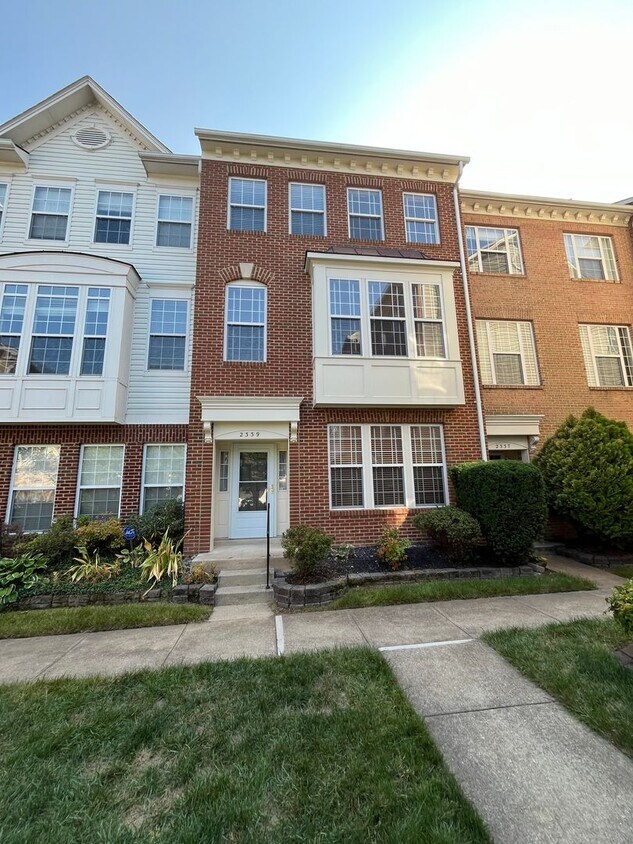 Foto principal - Spacious 3 Bedroom Townhome in Huntington