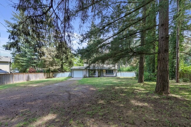 Foto del edificio - MOVE IN READY NOW!! 4 bed 1 bath on shy half acre! North Thurston School District