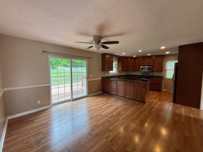 Building Photo - Charming 3 bedroom/2 Bath Home with Fenced...