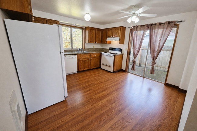 Building Photo - HANS01