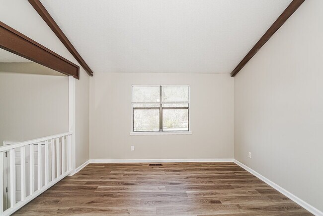 Foto del edificio - 933 Edwards Lake Rd