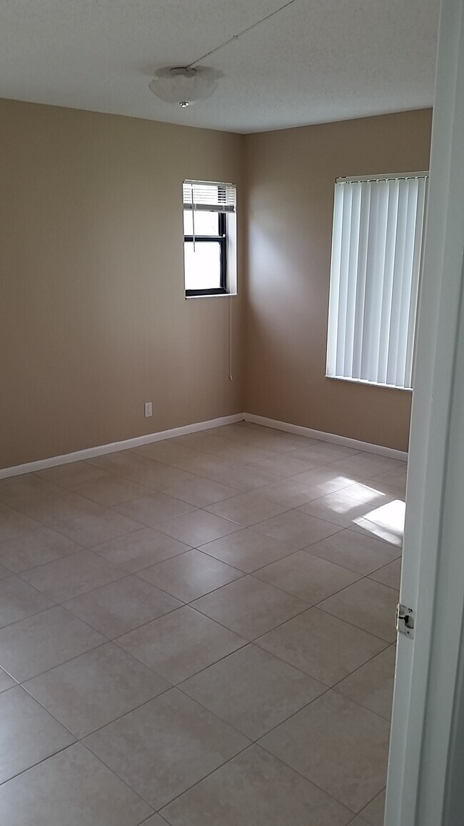 Building Photo - 6660 Somerset Dr