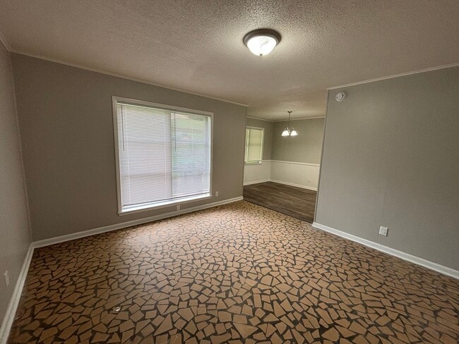 Building Photo - Welcome to this charming 3-bedroom, 1.5-ba...