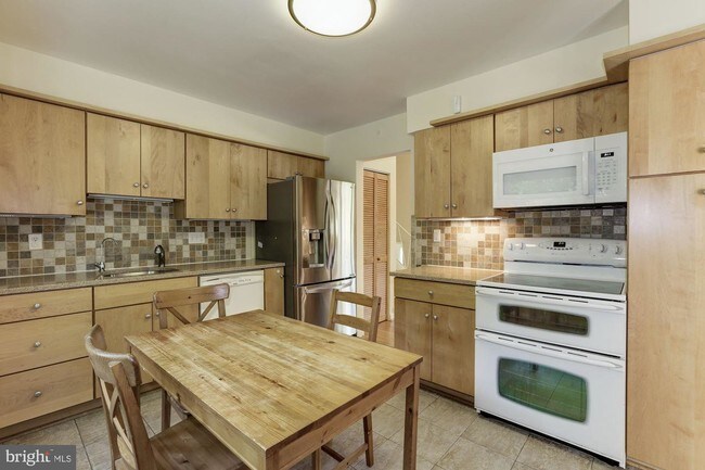 Foto del edificio - 8810 Spring Valley Rd