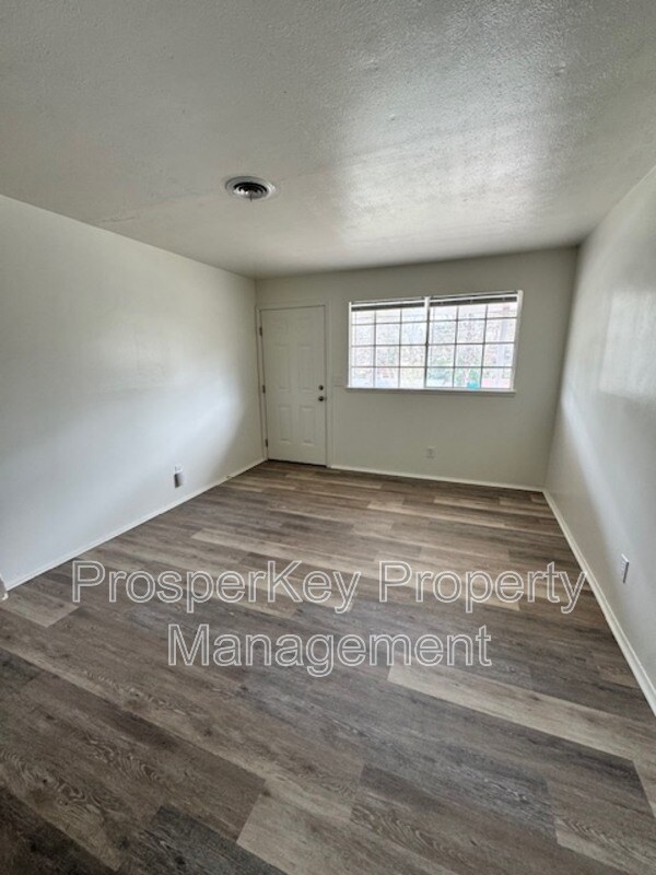 Foto del edificio - 4704 Estonia St