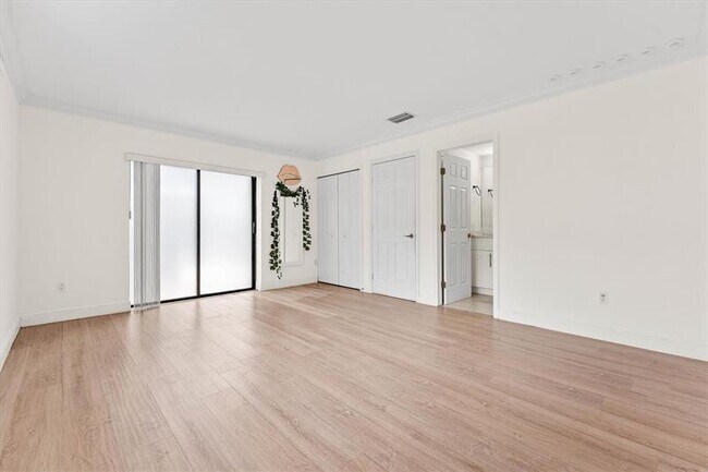Foto del edificio - 4741 Holly Lake Dr