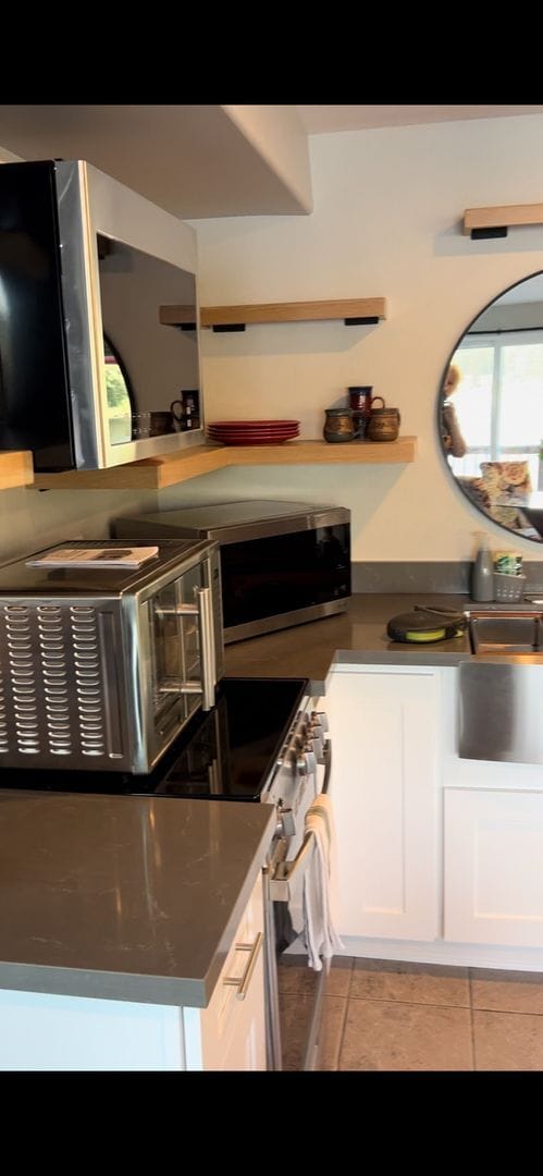 Foto del edificio - Studio Apartment , Fully Furnished  , Lake Access, No Washer and Dryer . Four Floors Down walk wa...