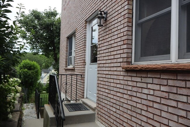 Building Photo - 17 Bronxville Ln