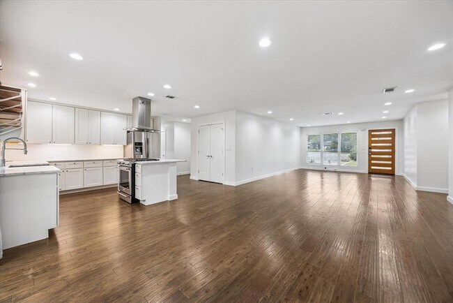 Foto del edificio - 6814 Langston Dr