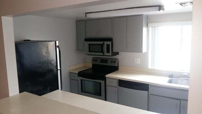 Building Photo - Available now with rent reduced! Sandy Cov...