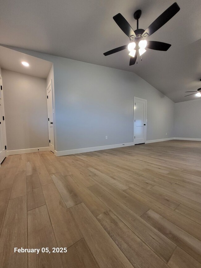 Building Photo - Remodeled (3) Bed/(1.5) Bath Avail Now! Sm...