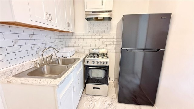 Foto del edificio - 8146 Matilija Ave