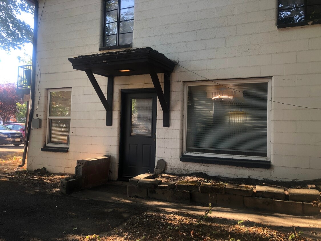 Primary Photo - 1068 NE B St