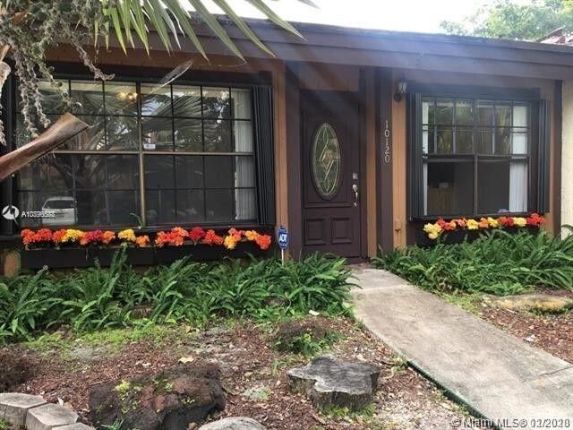 Foto principal - 10120 Woodbury Ct