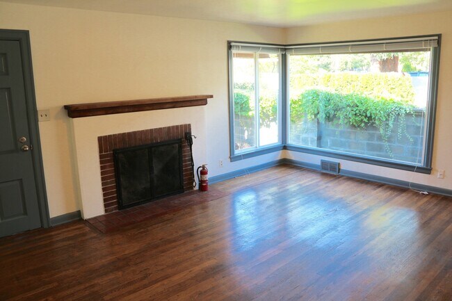 Foto del edificio - Cozy Seward Park Home with Large Yard!