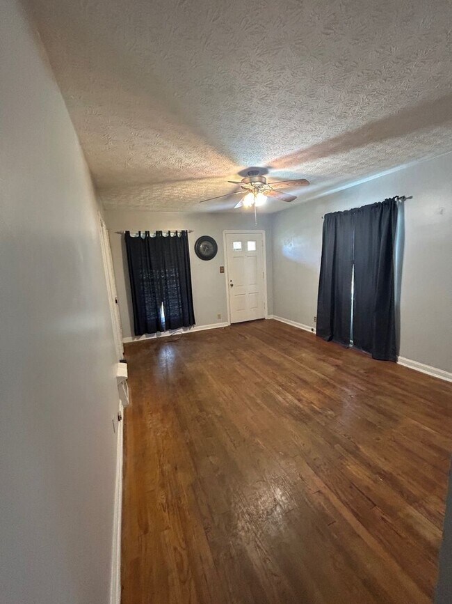 Building Photo - Charming 3-Bedroom Property in Prime Location