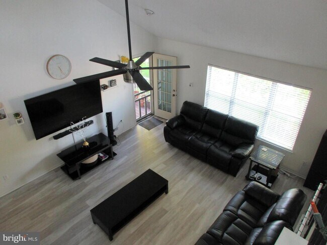 Foto del edificio - 2702B Tarnbrook Dr