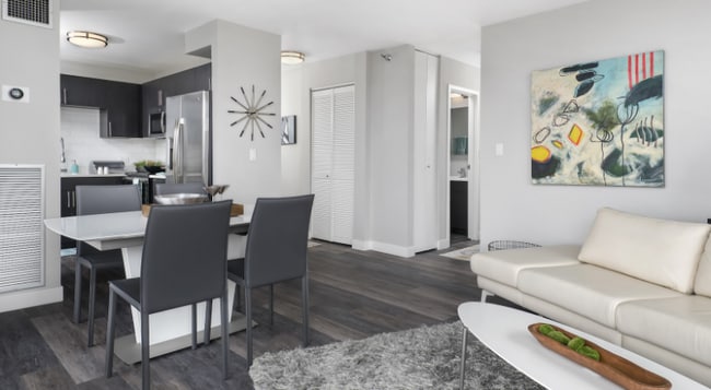 Building Photo - 903 N State St