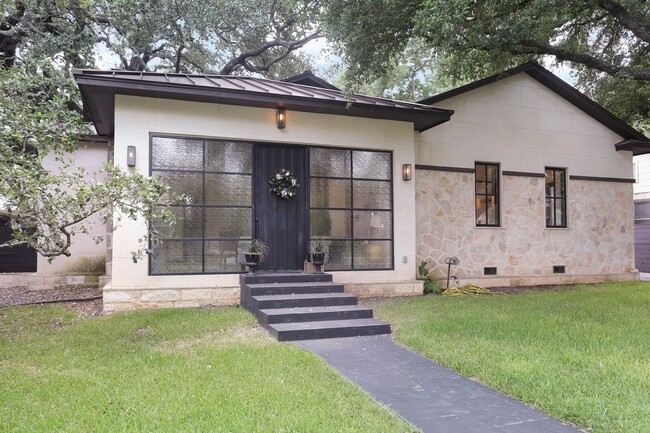 Foto del edificio - LUXURY 4-BEDROOM HOME IN ALAMO HEIGHTS