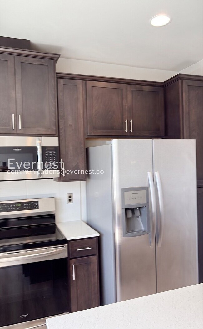 Building Photo - 2-Bed/2.5-Bath Townhome/Voucher Accepted