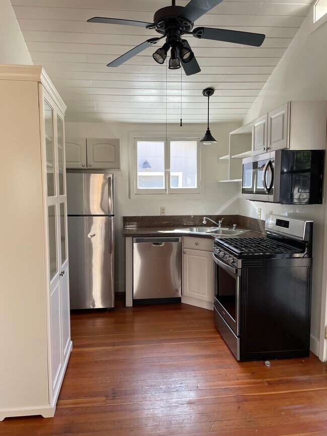 kitchen - 2594 Morningside St