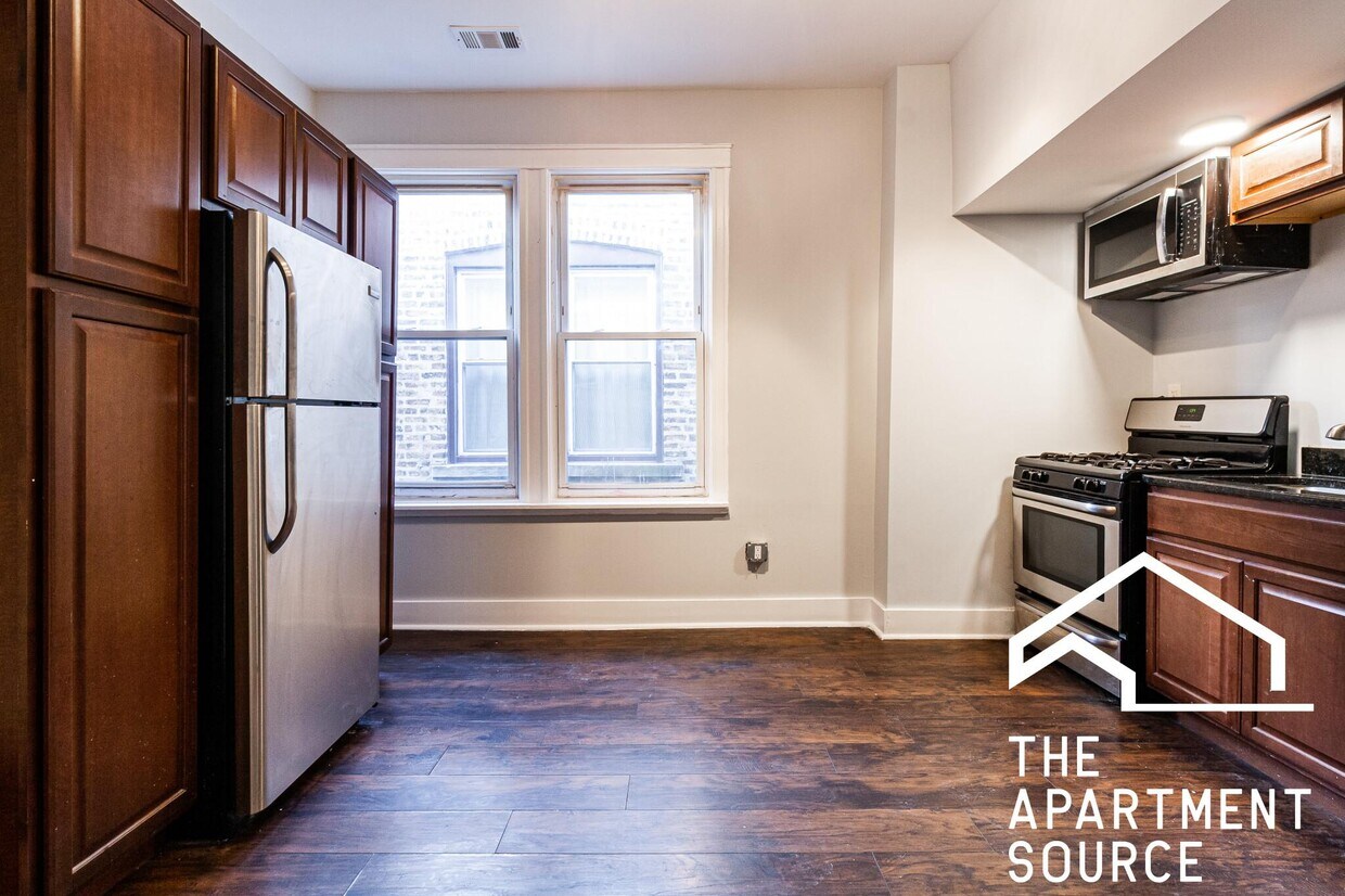 Foto principal - 3649 W Montrose Ave