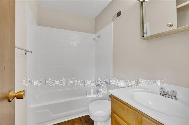 Building Photo - 701 Linwood Dr