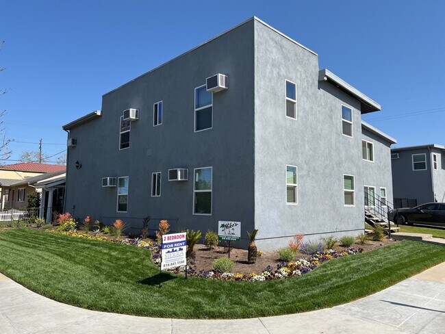 Building Photo - 441 W Spazier Ave