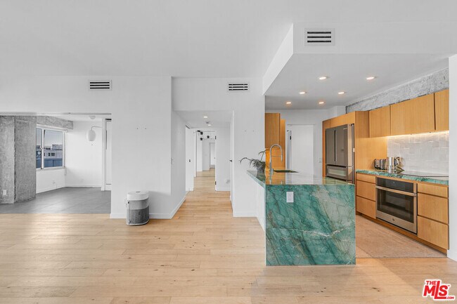 Building Photo - 7135 Hollywood Blvd