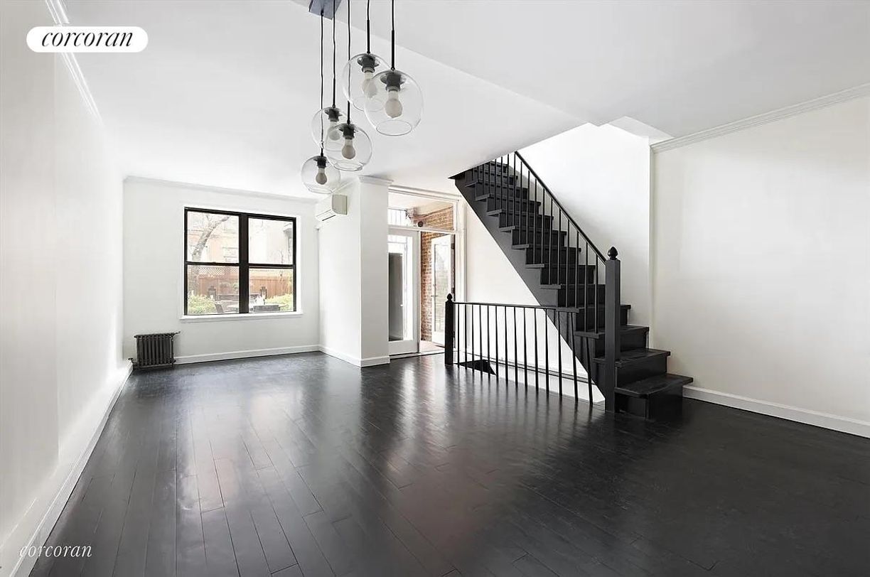 Primary Photo - 131 W 82 St
