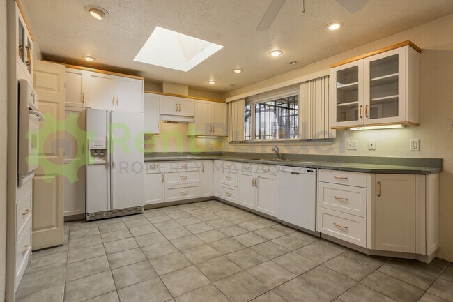 Foto del edificio - NEW UPGRADE:  REFRIGERATED AIR CONDITIONING!!