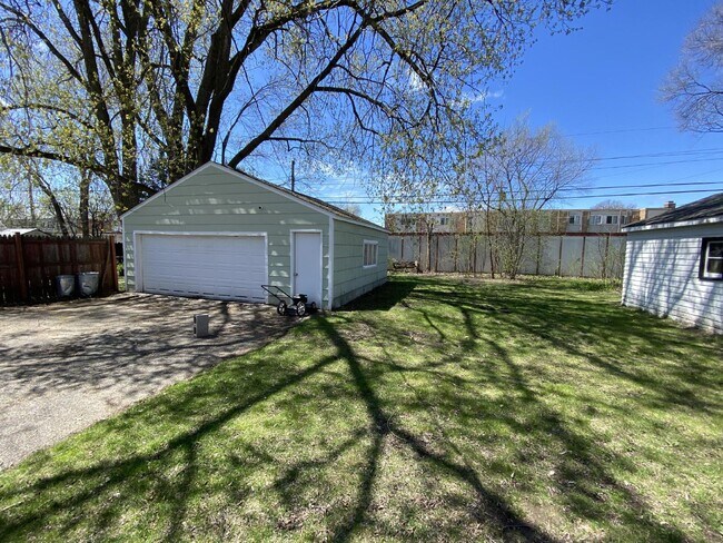 Foto del edificio - Charming 2 Bed/1 Bath St Louis Park Home -...