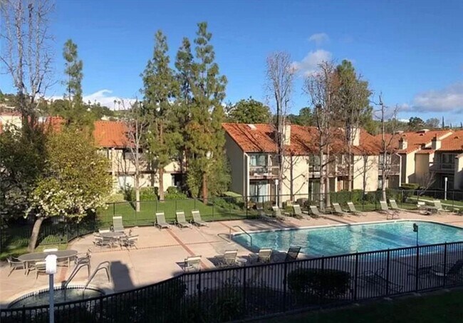 Building Photo - 5622 Las Virgenes Rd