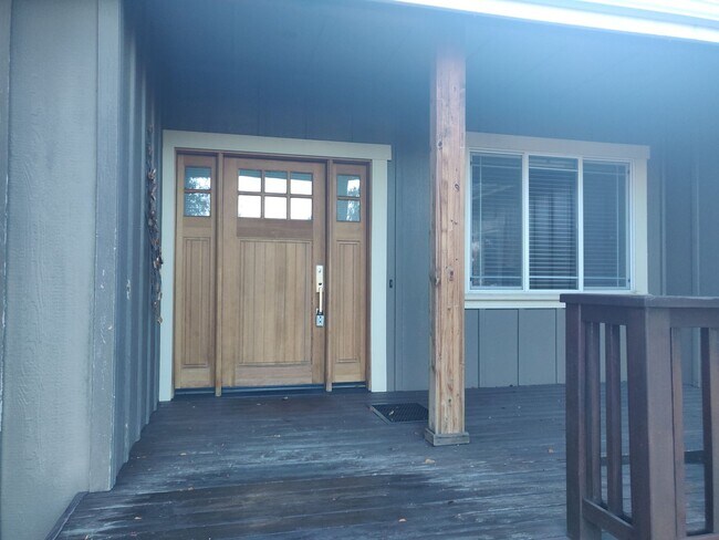 Foto del edificio - Stunning 4x2 with all bedrooms on the main...