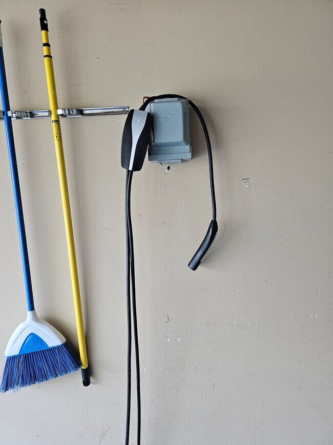 Foto del edificio - Townhouse located near Canyon Rim Parkway and tons of shopping