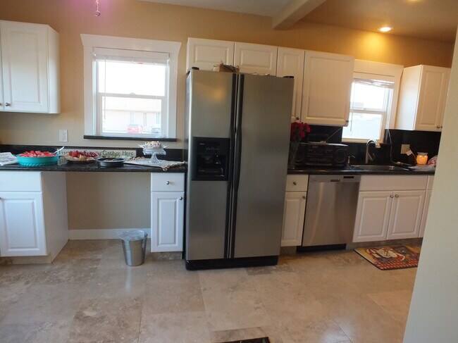 413 Fridge - 413 S 8th St