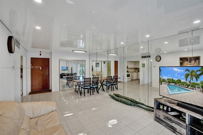 Foto del edificio - 701 NE 1st Ct