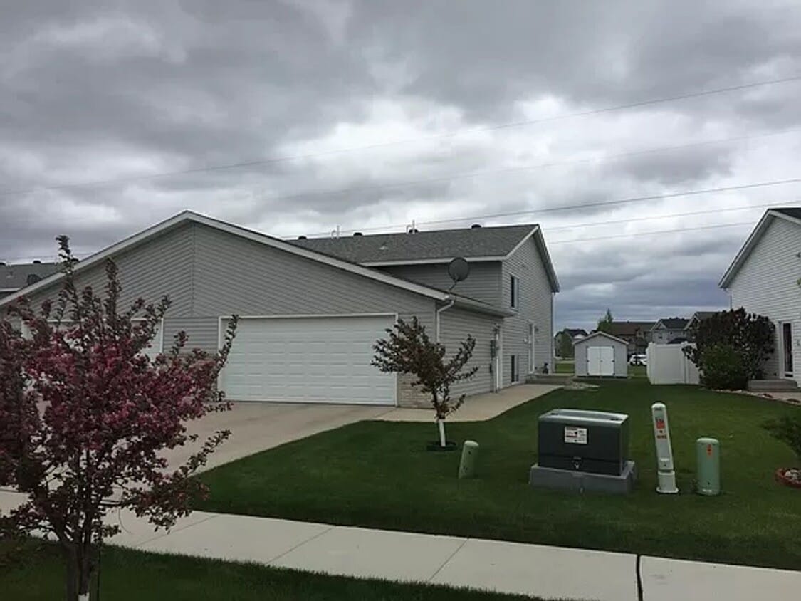 3 BEDROOM OSGOOD TWIN HOME - PETS WELCOME - 3 BEDROOM OSGOOD TWIN HOME  -  PETS WELCOME