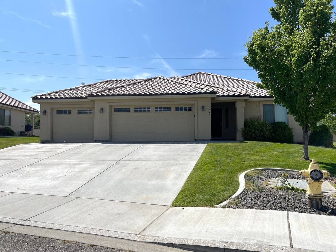 Primary Photo - Gorgeous Home in Fountain Hills!