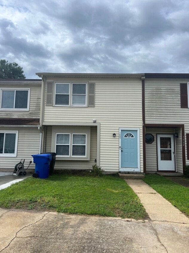 Primary Photo - UPDATED 3 BEDROOM 1.5 BATH TOWNHOME . FRES...