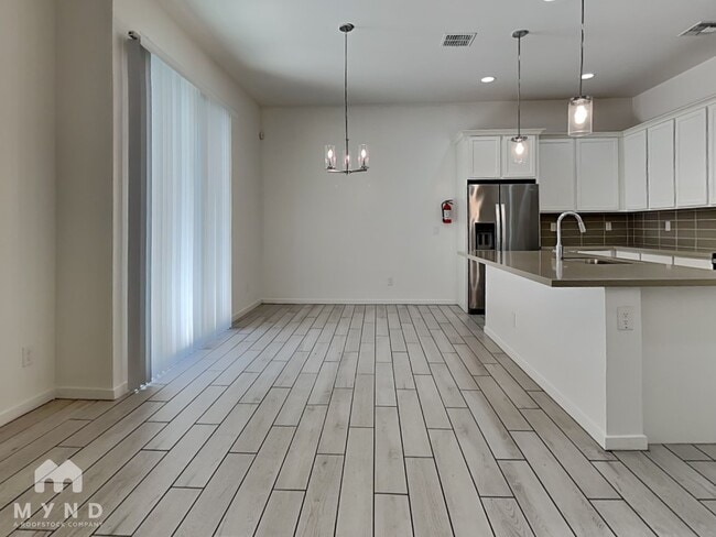 Building Photo - 901 S Smith Rd