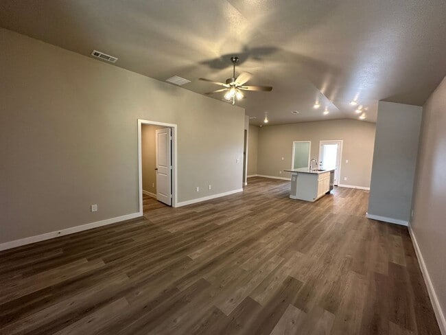 Building Photo - Awesome 3 Bedroom 2 bathroom!