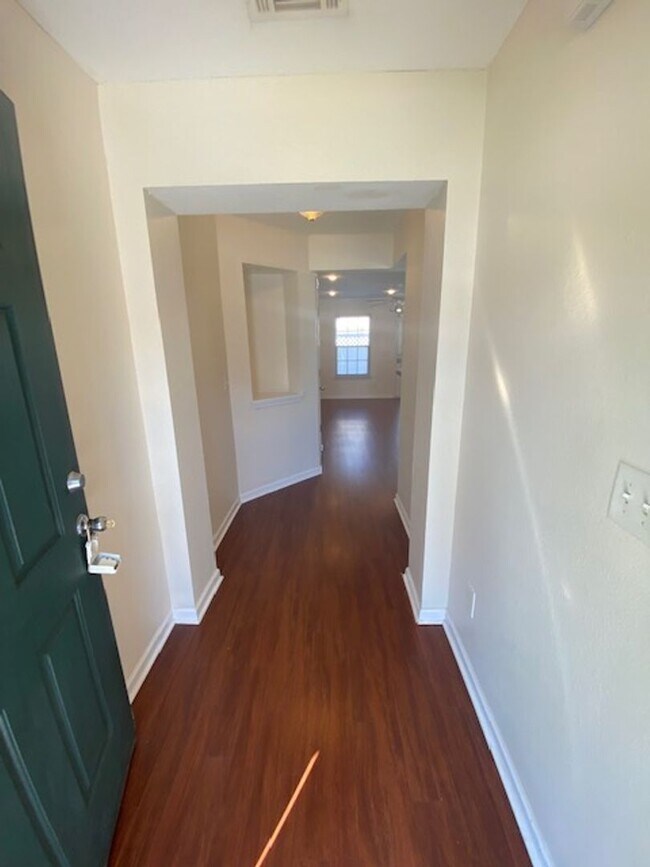 Foto del edificio - End Unit Townhouse Now Available at Barnes...