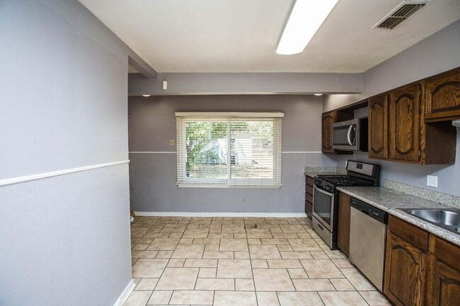 Building Photo - Charming 2/1 with Large Backyard!