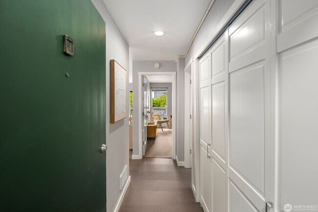 Foto del edificio - Bright Renovated 1 Bedroom Corner Condo in the Heart of Downtown Bellevue