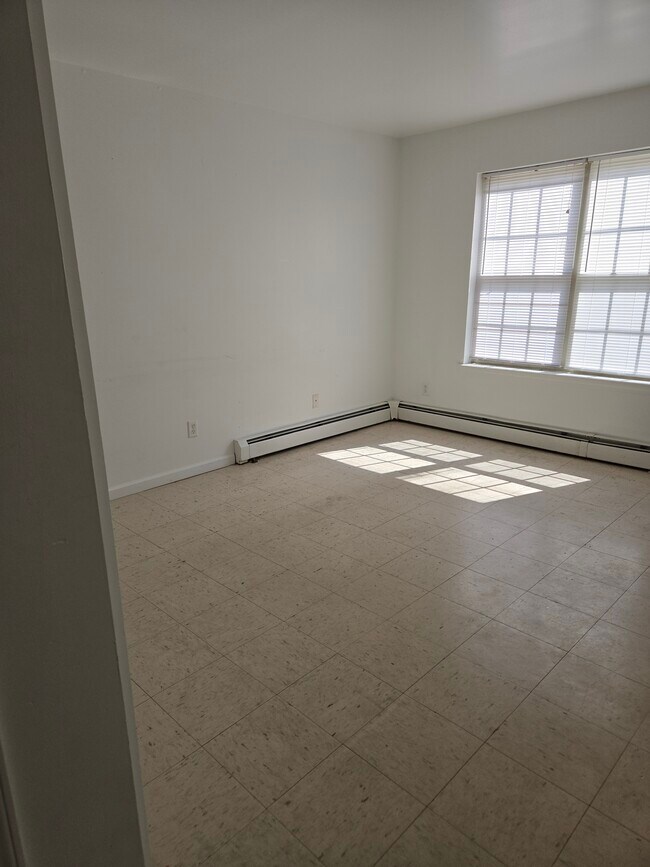 Sala de estar lado opuesto - 30 Henry W Dubois Dr