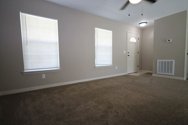 Building Photo - BEAUTIFUL 3 Bd/2Ba Home!!