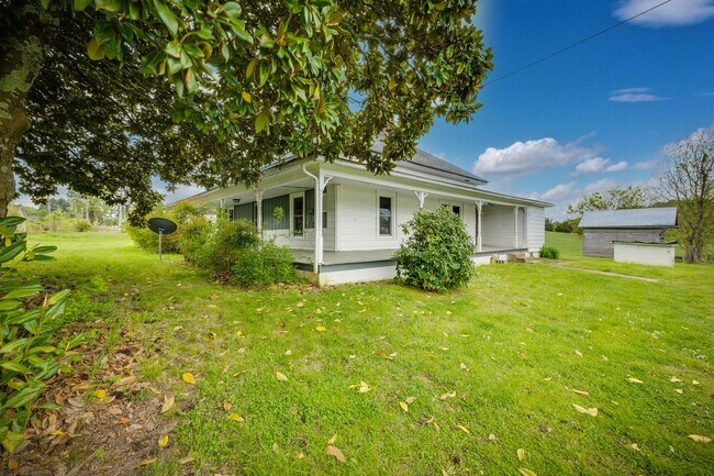 Foto del edificio - 4 Br/ 1 bath Farmhouse