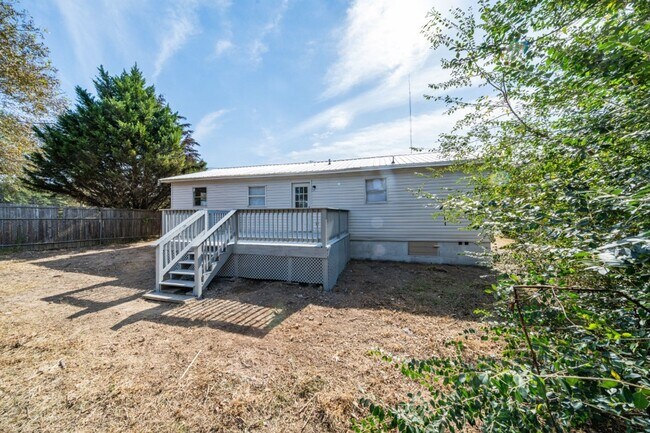 Building Photo - Hidden Gem with Tons of Space and Modern U...